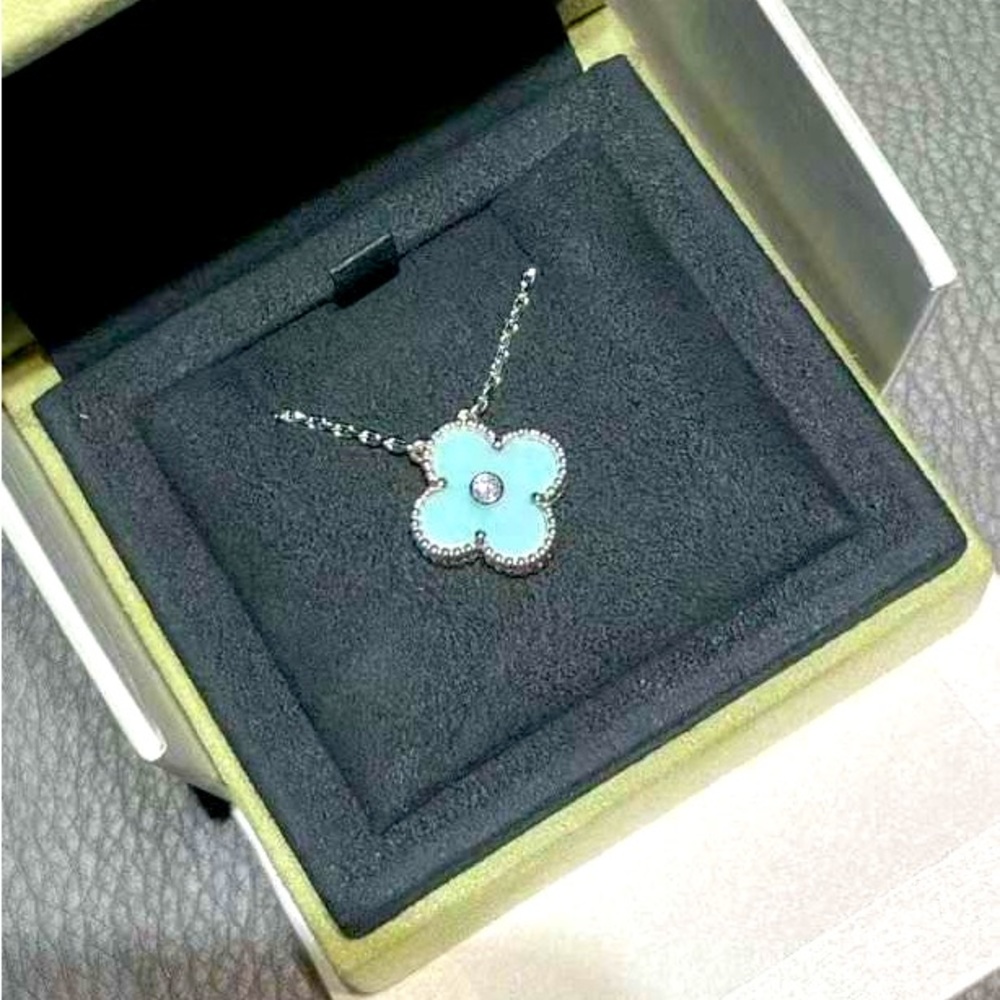 Van Cleef holiday pendant 2022